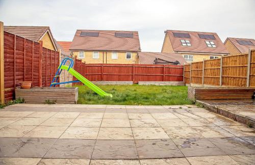 Stanford-le-Hope Apartment | Spacious 3-Bedroom Home with Backyard