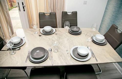 Stanford-le-Hope Apartment | Spacious 3-Bedroom Home with Backyard