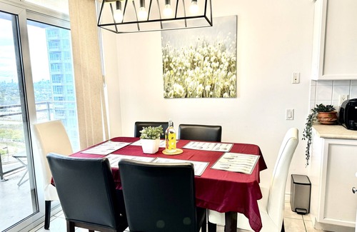 Etobicoke Apartment | Spacious 3 Bedroom 2 Bath Condo in Toronto
