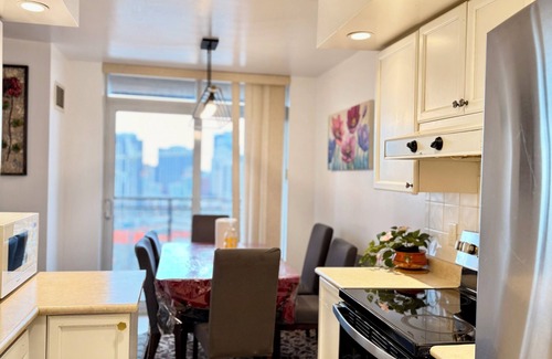 Etobicoke Apartment | Spacious 3 Bedroom 2 Bath Condo in Toronto