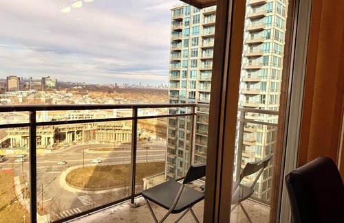 Etobicoke Apartment | Spacious 3 Bedroom 2 Bath Condo in Toronto