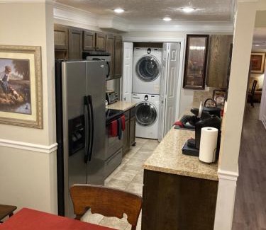 Athens Apartment | Spacious 3 Bedroom 2 bath Condo close to Five-points in Athens