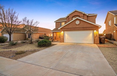 Las Cruces House | Spacious 3 bedroom 2.5 bath with 3 living areas