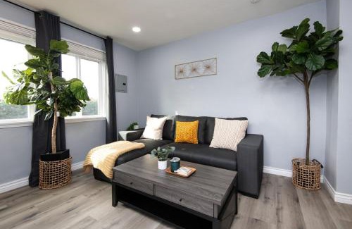 Los Angeles Apartment | Spacious 3 Bedroom 2 Bathroom Apartment with Free Onsite Parking