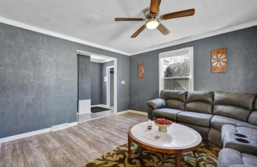 Downtown House | Spacious 3 Bedroom, 4Bed Cozy Home