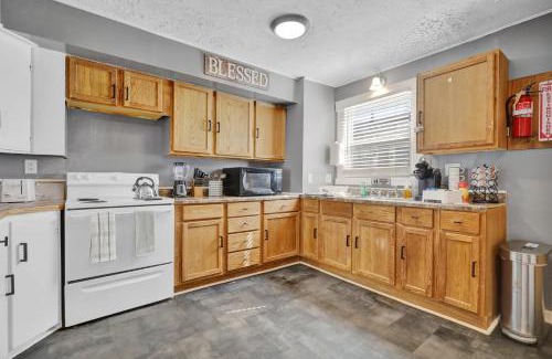 Downtown House | Spacious 3 Bedroom, 4Bed Cozy Home