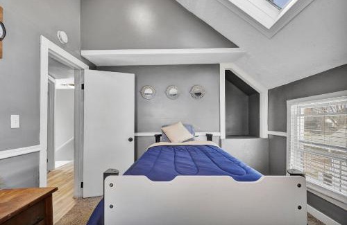 Downtown House | Spacious 3 Bedroom, 4Bed Cozy Home