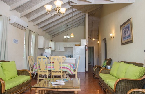 Prospect Apartment | Spacious 3 Bedroom Apartment with pool on West Coast near Beach, UWI and Shops.