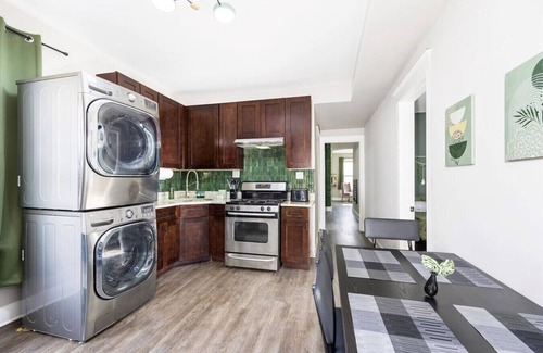 Brighton Park Apartment | Spacious 3 Bedroom Apartment - 10 Minutes to Downtown - Sleeps up to 10