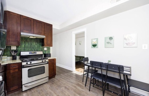Brighton Park Apartment | Spacious 3 Bedroom Apartment - 10 Minutes to Downtown - Sleeps up to 10