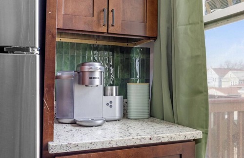 Brighton Park Apartment | Spacious 3 Bedroom Apartment - 10 Minutes to Downtown - Sleeps up to 10