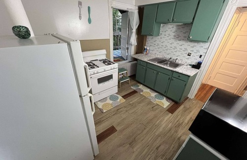 Albany Apartment | Spacious 3-bedroom apartment in peaceful Albany with AC, WiFi.