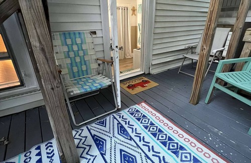 Albany Apartment | Spacious 3-bedroom apartment in peaceful Albany with AC, WiFi.