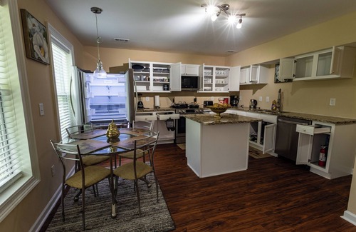 Dallas Apartment | Spacious 3-bedroom apartment with AC and WiFi in Dallas