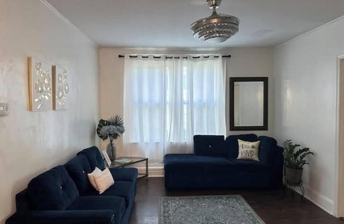 Ampere Apartment | Spacious 3-bedroom apartment near the airport and NYC!