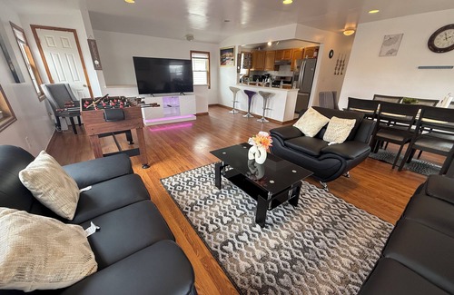 Queens Apartment | Spacious 3-bedroom apartment in marvelous Queens with WiFi, AC near JFK airport.