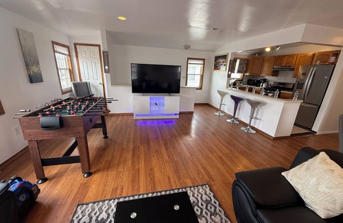 Queens Apartment | Spacious 3-bedroom apartment in marvelous Queens with WiFi, AC near JFK airport.