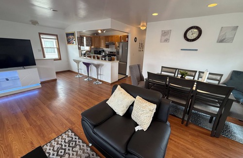 Queens Apartment | Spacious 3-bedroom apartment in marvelous Queens with WiFi, AC near JFK airport.