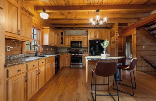Coxs Creek Cabin | Spacious 3-bedroom cabin in wonderful Coxs Creek with WiFi, AC