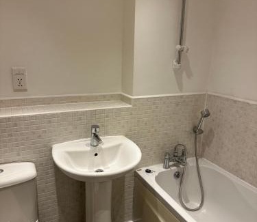 Darwin House | Spacious 3 bedroom house minutes from Biggin Hill Airport