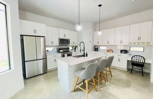 Holly House | Spacious 3-Bedroom Home in Trendy Downtown Neighborhood