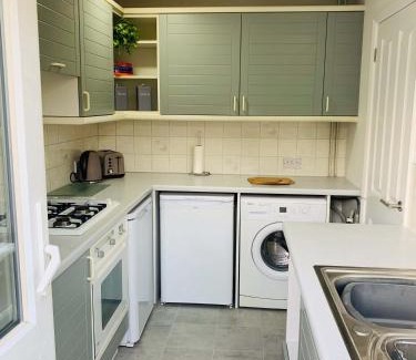 Farnham House | Spacious 3 Bedroom Home with Garden in Farnham