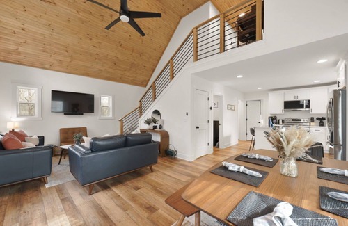 Clarkson House | Spacious 3-bedroom house near Nolin Lake/Mammoth Cave, WiFi, Grill, Fire Pit!