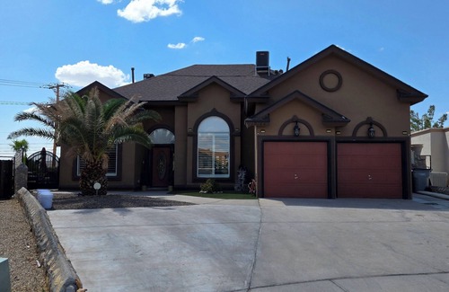 Biggs Field House | Spacious 3-bedroom house with Swimming Pool and a Spectacular View in El Paso