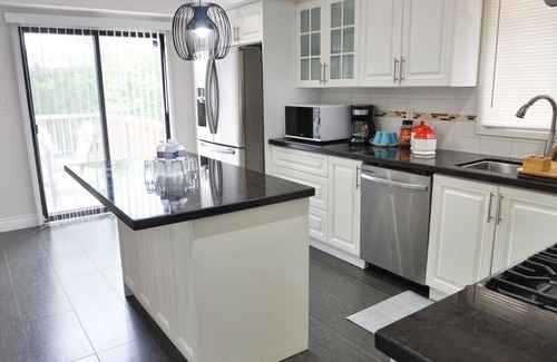 Ajax House | Spacious 3 bedroom house close to amenities