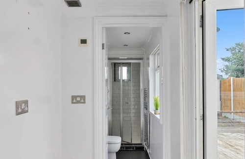 Northfleet Apartment | Spacious 3 bedroom house with bathroom and a downstairs shower room.