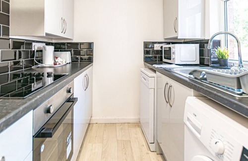 Wigan House | Spacious 3-Bedroom House in Ince, Wigan | Free Parking&Wifi | Long Stays Welcome
