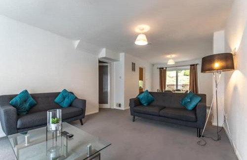 Reading House | Spacious 3 Bedroom House Sleeps 6 People