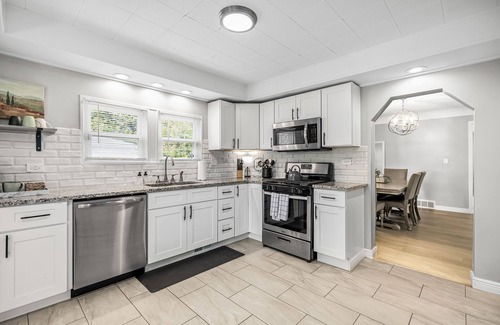 Warren Apartment | Spacious 3 Bedroom | Sleeps 7 | Central Location