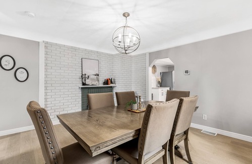 Warren Apartment | Spacious 3 Bedroom | Sleeps 7 | Central Location