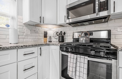 Warren Apartment | Spacious 3 Bedroom | Sleeps 7 | Central Location
