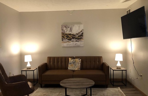 Bloomington Apartment | Spacious 3 bedroom Apartment in Bloomington