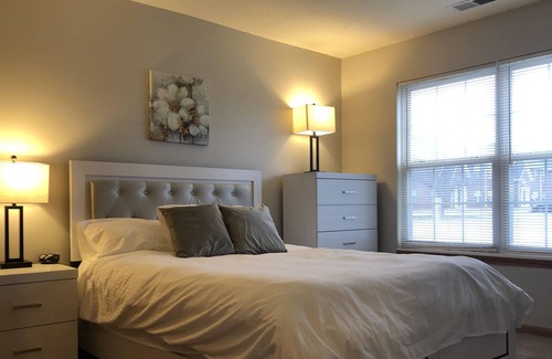 Bloomington Apartment | Spacious 3 bedroom Apartment in Bloomington