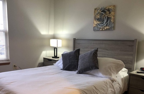Bloomington Apartment | Spacious 3 bedroom Apartment in Bloomington