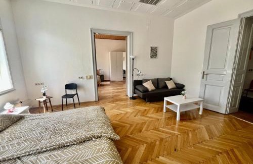 Klagenfurt am Woerthersee Apartment | Spacious 3 Bedroom with Balcony