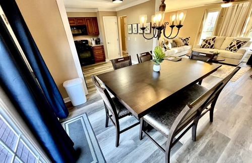 Mason House | Spacious 3 Bedroom with Outdoor Pool in Mason