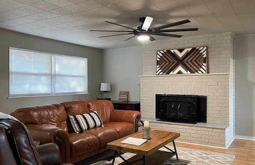 Owasso House | Spacious 3 br 15 minutes from Downtown Tulsa, close to restaurants and shopping