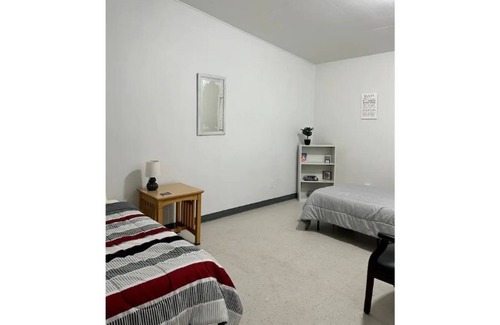 Topeka House | Spacious 3 BR, 2BT, 2 Fireplace & Full Kitchen.