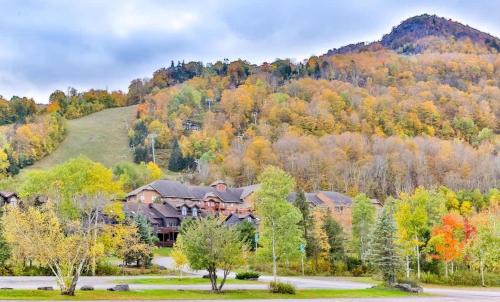 Hunter House | Spacious 3 BR Condo Steps Away From Slopes