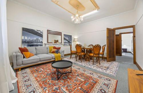 Ballarat House | Spacious 3 BR Luxury home in Ballarat Central- Souverain Hill, Kryal Castle