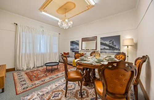Ballarat House | Spacious 3 BR Luxury home in Ballarat Central- Souverain Hill, Kryal Castle