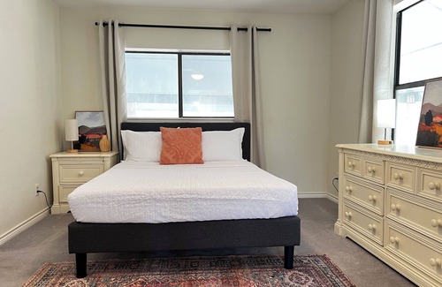 Del Valle Other | Spacious 3 full baths 10 beds 3-story house with private backyard in Del Valle