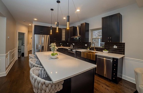 South Chicago House | Spacious 3 Level Home with 4nBDR/3 BA & full Kitchen