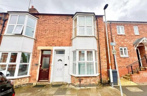 Northampton Apartment | Spacious 3 or 4-Bed Home Sleeps 8 Walk to Train Station, University and City Centre