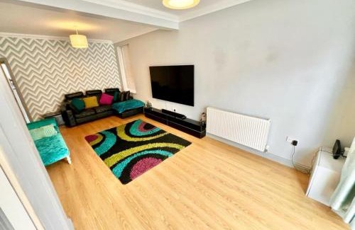 Northampton Apartment | Spacious 3 or 4-Bed Home Sleeps 8 Walk to Train Station, University and City Centre