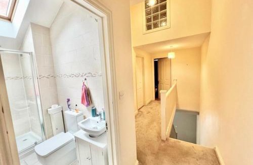 Northampton Apartment | Spacious 3 or 4-Bed Home Sleeps 8 Walk to Train Station, University and City Centre